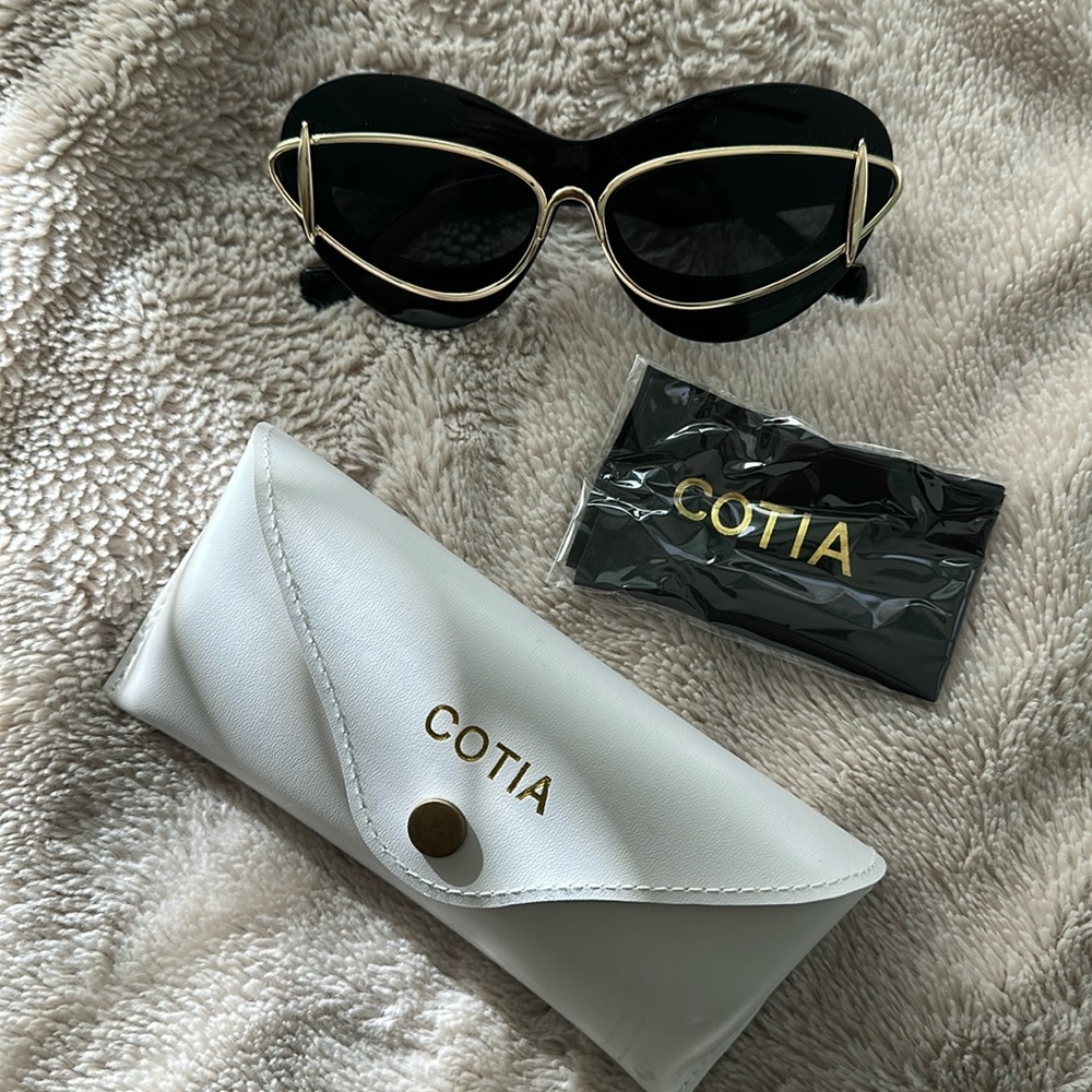 Double Framed (cat eye style)